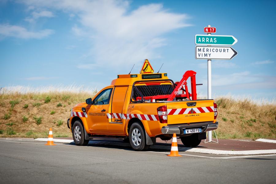  Renault Alaskan Road Safety Patrol by Durisotti 2016 года  (фото 11 из 22)